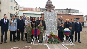 В "Русском лицее" им. Ю.А.Гагарина прошла торжественная линейка, приуроченная к Международному дню космонавтики, 55-летию первого полета человека в космос и 35-летию полета в космос монгольского космонавта.