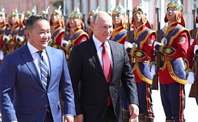 По приглашению Президента Монголии Х.Баттулги Президент Российской Федерации В.В.Путин прибыл в Монголию с официальным визитом для участия в праздничных мероприятиях, посвящённых 80-летию Победы советских и монгольских войск в боях на Халхин-Голе