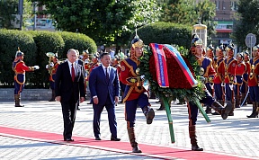 Президент Российской Федерации В.В.Путин и Президент Монголии Х.Баттулга возложили венок к памятнику Георгию Жукову в Улан-Баторе